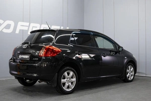Хетчбэк Toyota Auris 2008 года, 590000 рублей, Омск