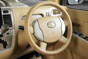 Минивэн Toyota Raum 2003 года, 559000 рублей, Тюмень