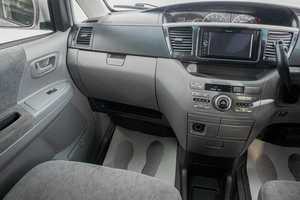 Минивэн Toyota Voxy 2005 года, 1319000 рублей, Барнаул