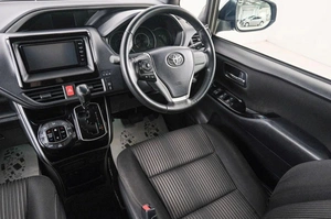 Минивэн Toyota Voxy 2018 года, 1899000 рублей, Красноярск