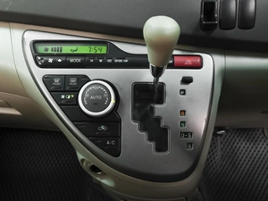 Минивэн Toyota Isis 2011 года, 999000 рублей, Ставрополь