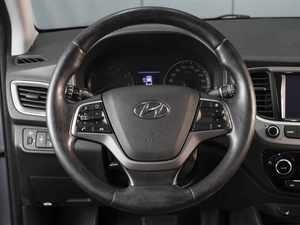 Седан Hyundai Solaris 2017 года, 1480000 рублей, Омск