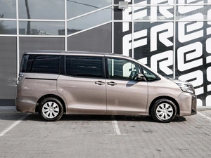 Минивэн Toyota Voxy 2018 года, 2445000 рублей, Краснодар