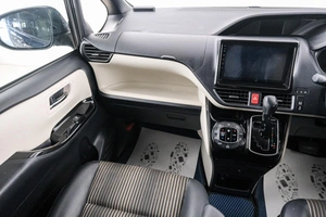 Минивэн Toyota Noah 2019 года, 2199000 рублей, Красноярск
