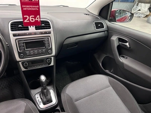 Седан Volkswagen Polo 2015 года, 1149000 рублей, Красноярск