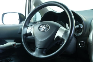 Хетчбэк Toyota Auris 2007 года, 859000 рублей, Омск
