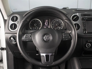 Внедорожник Volkswagen Tiguan 2013 года, 880000 рублей, Омск