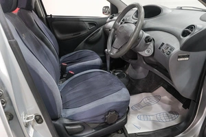 Хетчбэк Toyota Vitz 2001 года, 349000 рублей, Новокузнецк