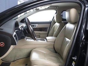 Седан Jaguar XF 2013 года, 1790000 рублей, Омск