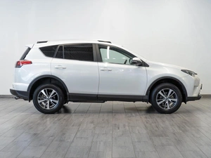 Внедорожник Toyota RAV4 2017 года, 2949000 рублей, Саратов