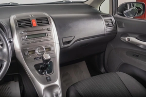 Хетчбэк Toyota Auris 2007 года, 699000 рублей, Томск
