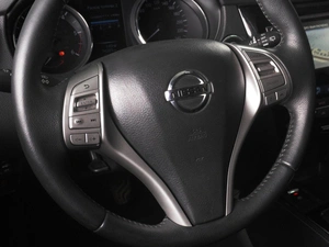 Внедорожник Nissan X-Trail 2017 года, 1998000 рублей, Красный Пахарь