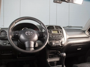 Внедорожник Toyota RAV4 2004 года, 910000 рублей, Омск