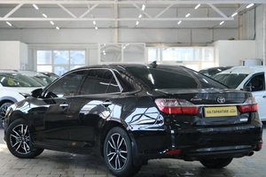 Седан Toyota Camry 2017 года, 2549000 рублей, Омск