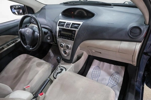 Седан Toyota Yaris 2007 года, 559000 рублей, Новокузнецк