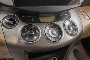 Внедорожник Toyota RAV4 2010 года, 1389000 рублей, Барнаул