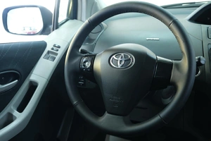 Хетчбэк Toyota Yaris 2007 года, 699000 рублей, Омск