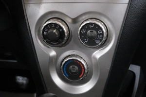 Седан Toyota Yaris 2007 года, 559000 рублей, Омск