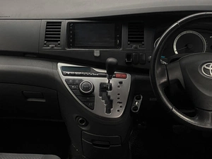 Минивэн Toyota Isis 2008 года, 829000 рублей, Красноярск