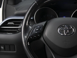 Внедорожник Toyota C-HR 2020 года, 2830000 рублей, Омск