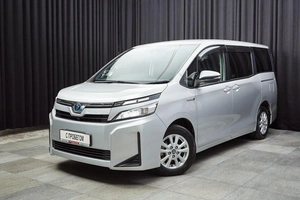 Минивэн Toyota Voxy 2017 года, 2187000 рублей, Красноярск