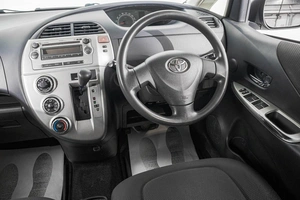 Хетчбэк Toyota Ractis 2009 года, 599000 рублей, Барнаул