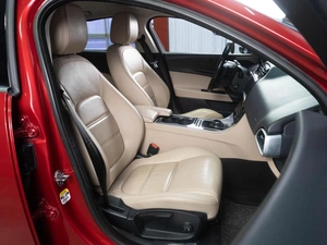 Седан Jaguar XE 2016 года, 1497000 рублей, Тюмень