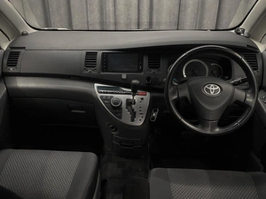 Минивэн Toyota Isis 2008 года, 829000 рублей, Красноярск