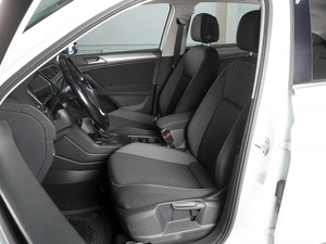 Внедорожник Volkswagen Tiguan 2018 года, 2260000 рублей, Красный Пахарь