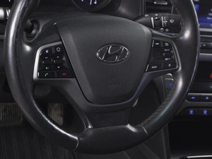 Седан Hyundai Elantra 2017 года, 1309000 рублей, Красный Пахарь