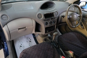 Седан Toyota Platz 2003 года, 399000 рублей, Омск