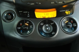 Внедорожник Toyota RAV4 2010 года, 1399000 рублей, Омск