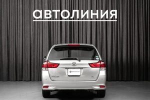 Универсал Toyota Corolla Fielder 2017 года, 1349000 рублей, Красноярск