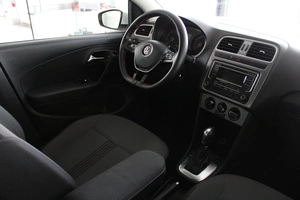 Седан Volkswagen Polo 2016 года, 1050000 рублей, Красноярск