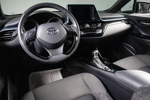 Внедорожник Toyota C-HR 2019 года, 2969000 рублей, Сургут