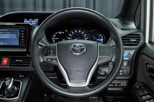Минивэн Toyota Voxy 2017 года, 2187000 рублей, Красноярск