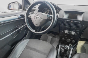 Седан Opel Astra 2011 года, 749000 рублей, Барнаул