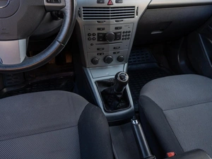 Седан Opel Astra 2011 года, 729000 рублей, Саратов