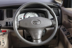 Минивэн Toyota Isis 2006 года, 839000 рублей, Новосибирск