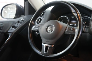 Внедорожник Volkswagen Tiguan 2015 года, 1849000 рублей, Омск