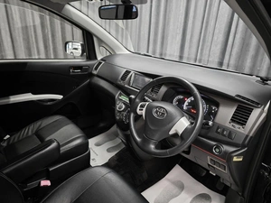 Минивэн Toyota Isis 2012 года, 1270000 рублей, Красноярск