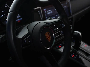 Внедорожник Porsche Macan 2021 года, 7290700 рублей, Москва