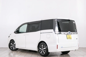 Минивэн Toyota Voxy 2015 года, 1679000 рублей, Красноярск