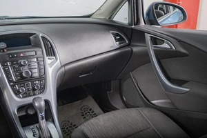 Седан Opel Astra 2012 года, 799000 рублей, Томск