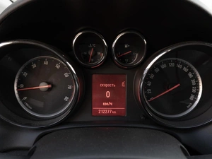 Седан Opel Astra 2013 года, 929000 рублей, Саратов