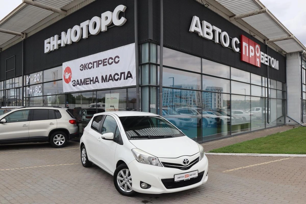Хэтчбек Toyota Yaris 2012 года, 1200000 рублей, Мирное