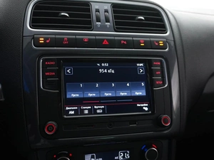 Седан Volkswagen Polo 2018 года, 1075077 рублей, Москва