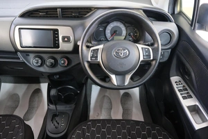 Хетчбэк Toyota Vitz 2014 года, 819000 рублей, Омск
