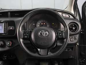 Хетчбэк Toyota Vitz 2017 года, 960000 рублей, Омск