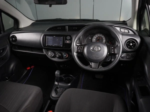 Хетчбэк Toyota Vitz 2018 года, 1155000 рублей, Красный Пахарь